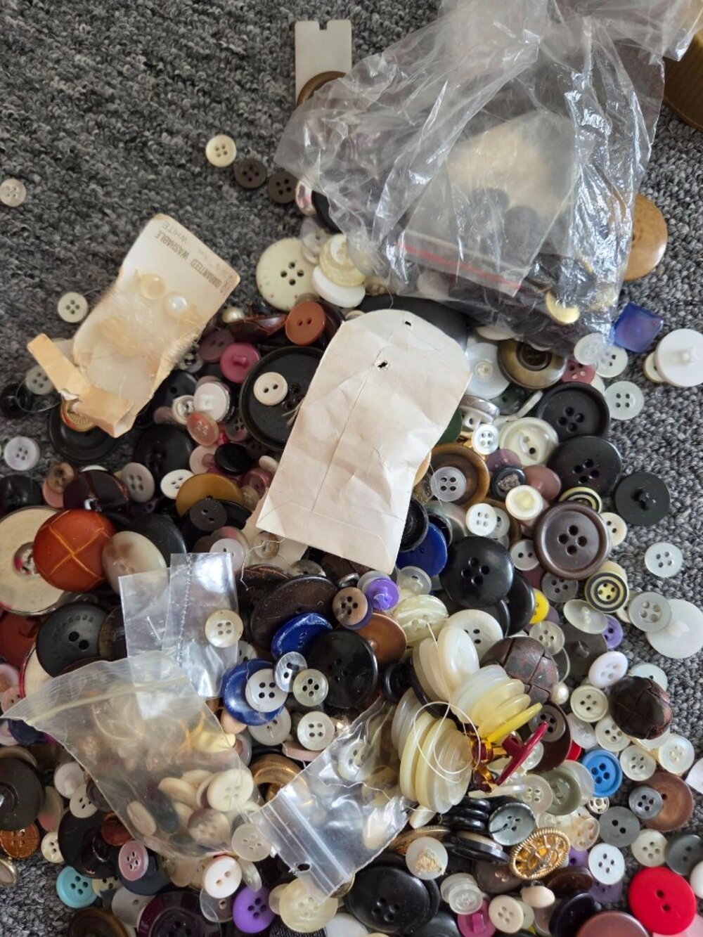 Large Lot Of Vintage Buttons In Mixed Colors Styles Sizes Crafting Sewing Repair - Picture 3 of 10